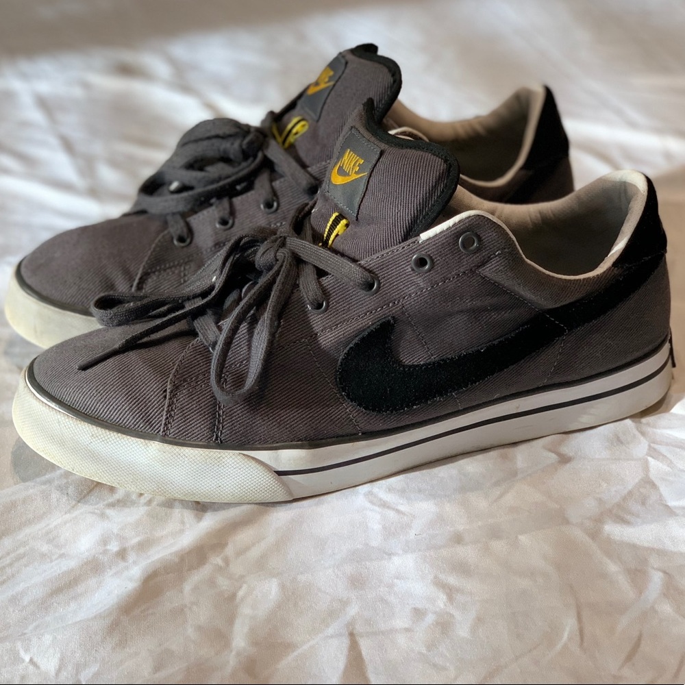 Men’s Gray and Black Nike Shoe (12)